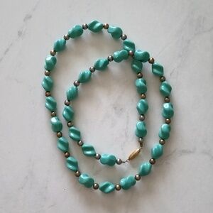 Vintage Green Mid Century Lucite Faceted Beads 29" Silver Tone Beads And Clasp